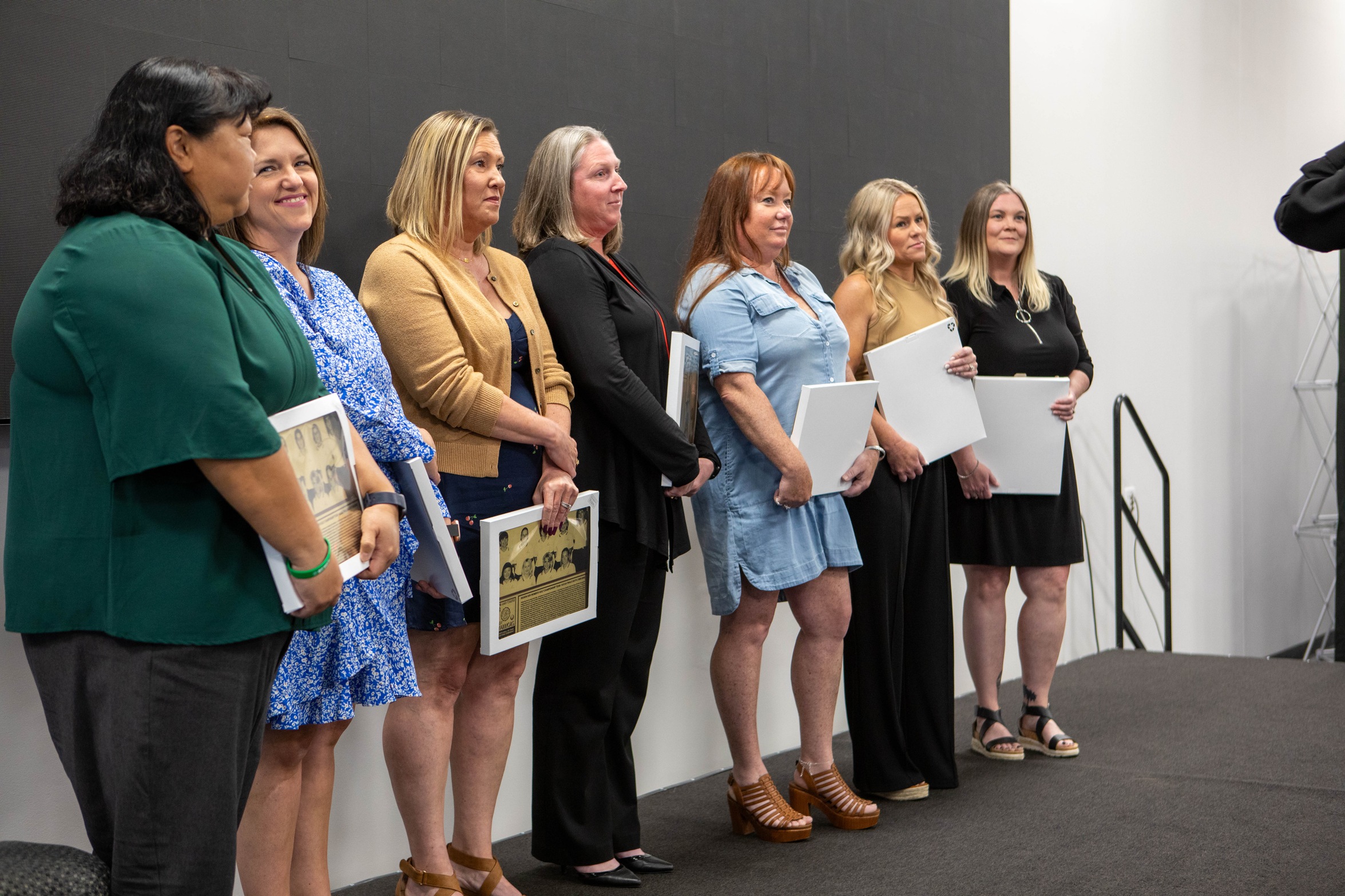 1999-2000 women's golf team accepting their Hall of Fame plaques.
